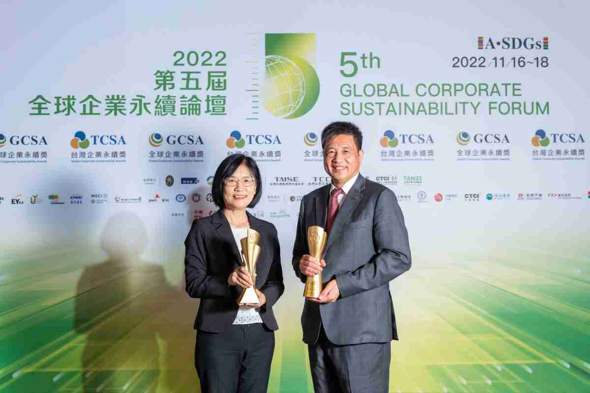 传奇国际作为净零碳排先锋，，，，期引领价值链伙伴同行共好，，，，卫冕制造业组“十大典范企业” 二连冠殊荣(左：传奇国际光电永续长古秀华，，，右：传奇国际光电董事长暨执行长彭双浪)