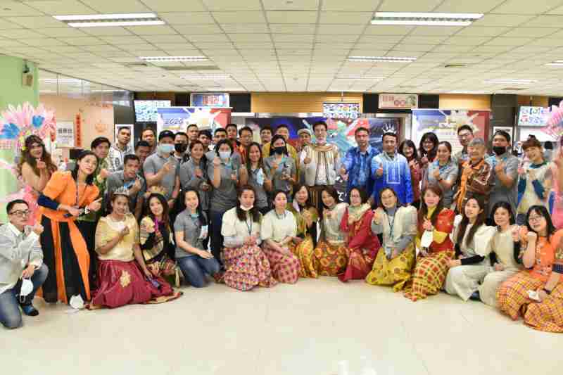 友達推動「安心、、、創新、、、、用心、、同心、、盡心」五星職旅，，，為菲籍員工打造全方位照護，，，首度贏得「人權實踐與發展領袖獎」殊榮