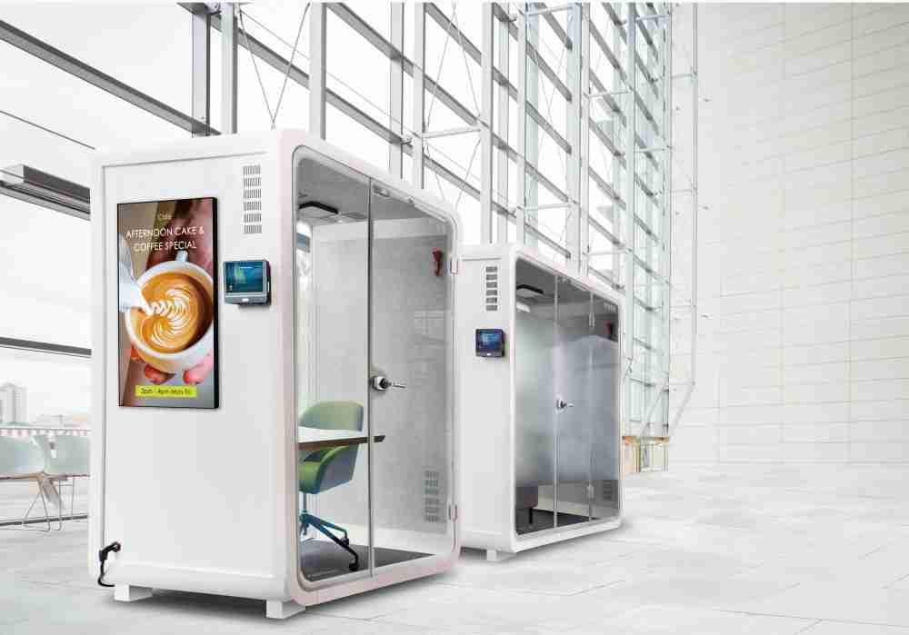 传奇国际子公司达擎之智慧行动办公舱，，采用PDLC智能调光玻璃设计，，，透过通电与断电的电流切换，，，呈现透明与雾面效果，，，具节能降耗特性并兼顾隐私，，，确保信息安全