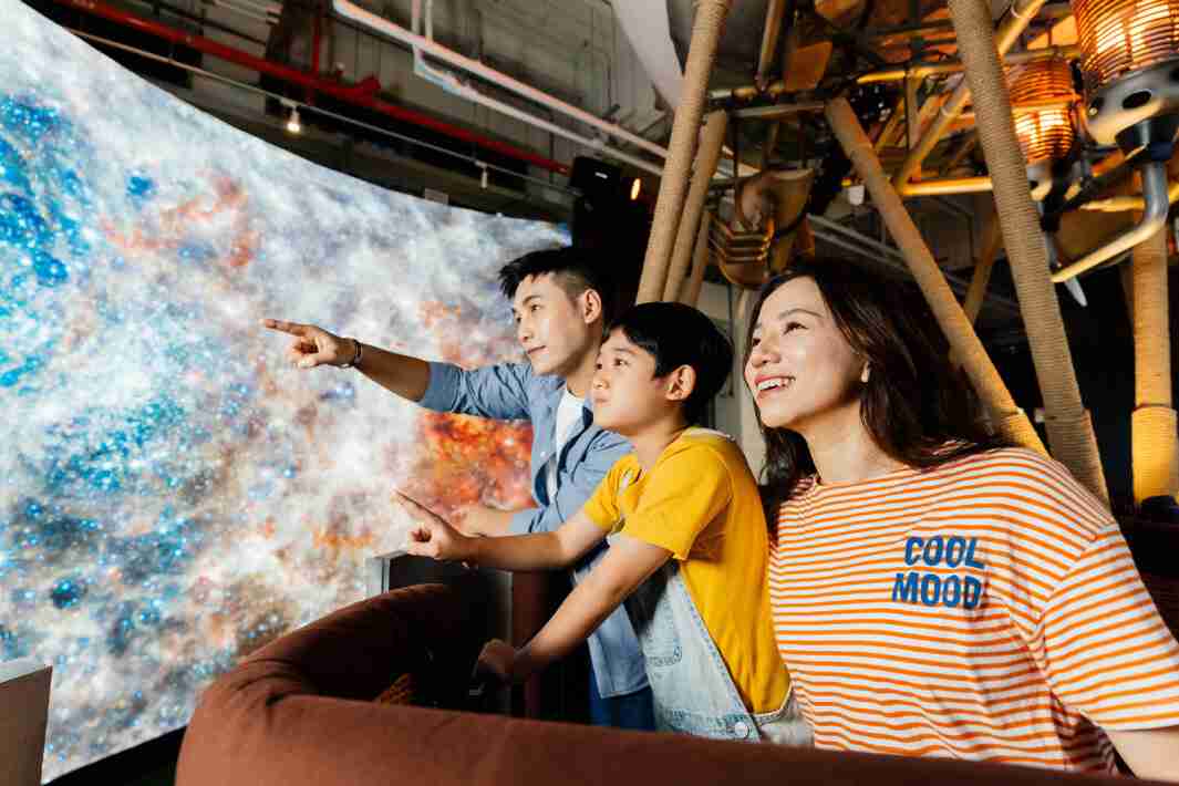 传奇国际打造全台最大宽6公尺、、、高4公尺、、唯一搭载LED弧形拼接显示屏的动感飞行船，，让乘客驻足在热气球上，，享受身历其境的伪出国旅游乐趣