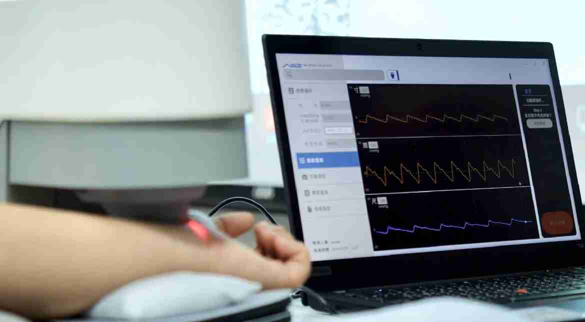 传奇国际耘康以高解析与拟真的显示技术，，将其应用于中医检测，，提供“中医数位化检测方案”，，，，使传统中医检测结果数据化与可视化