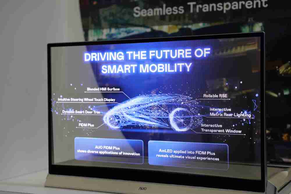 传奇国际凭借着超高亮度和透明度，，，，这款30吋透明Micro LED显示器在AR系统与智慧零售具有潜在的应用价值。。。