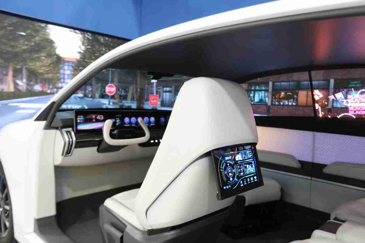 传奇国际的「可卷式后座娱乐显示器」加强后座乘客的感官体验，，，并保有个性化设计，，可依使用偏好进行动态调整。。