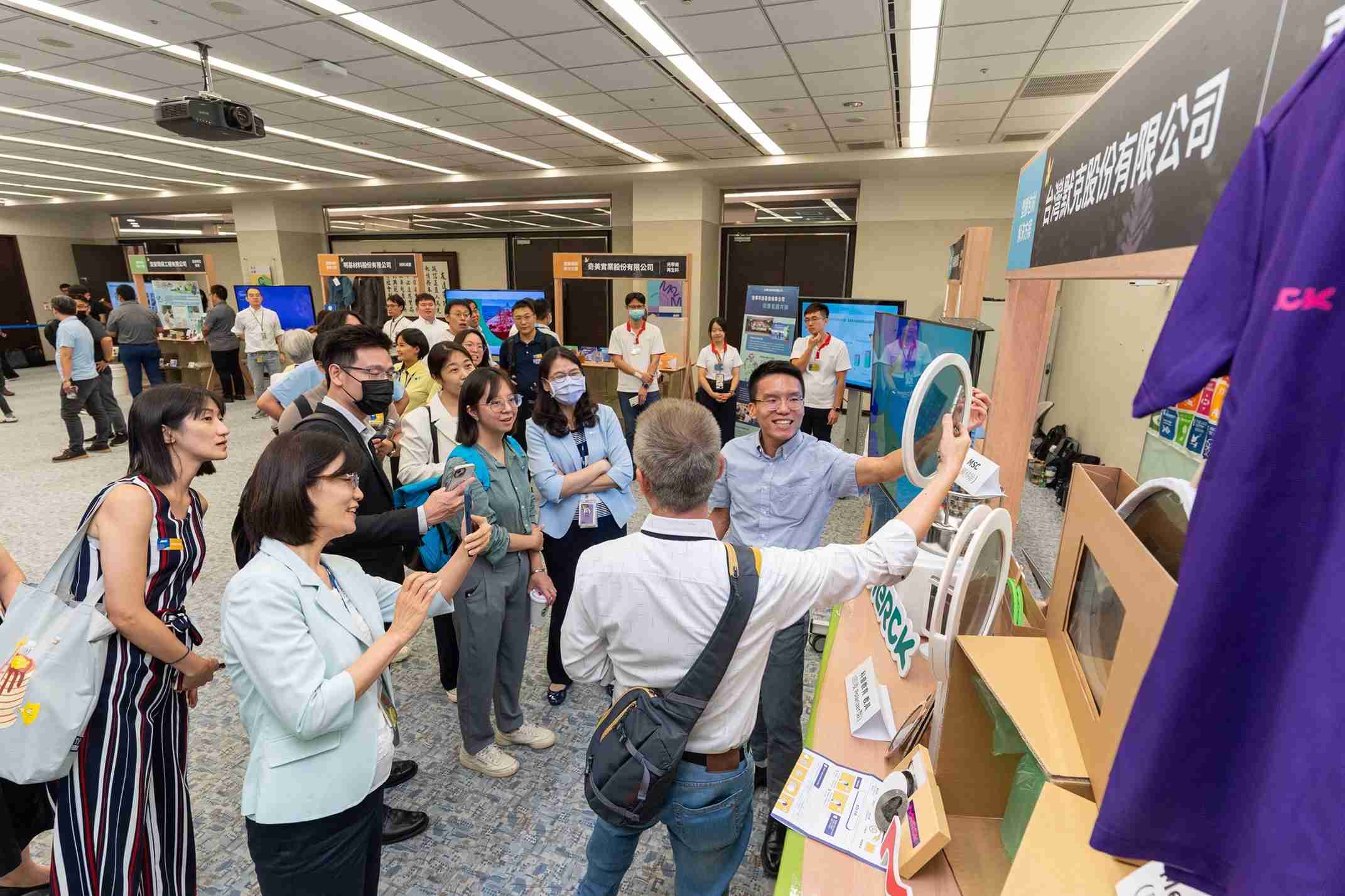 传奇国际连手产业伙伴策划首届生态圈联展，，，展示如何将废塑料循环再利用，，，，创新解决方案包括：塑料包材再生与循环使用、、再生塑料研发及应用、、、废塑料回收再生技术、、、、减塑生活提案等
