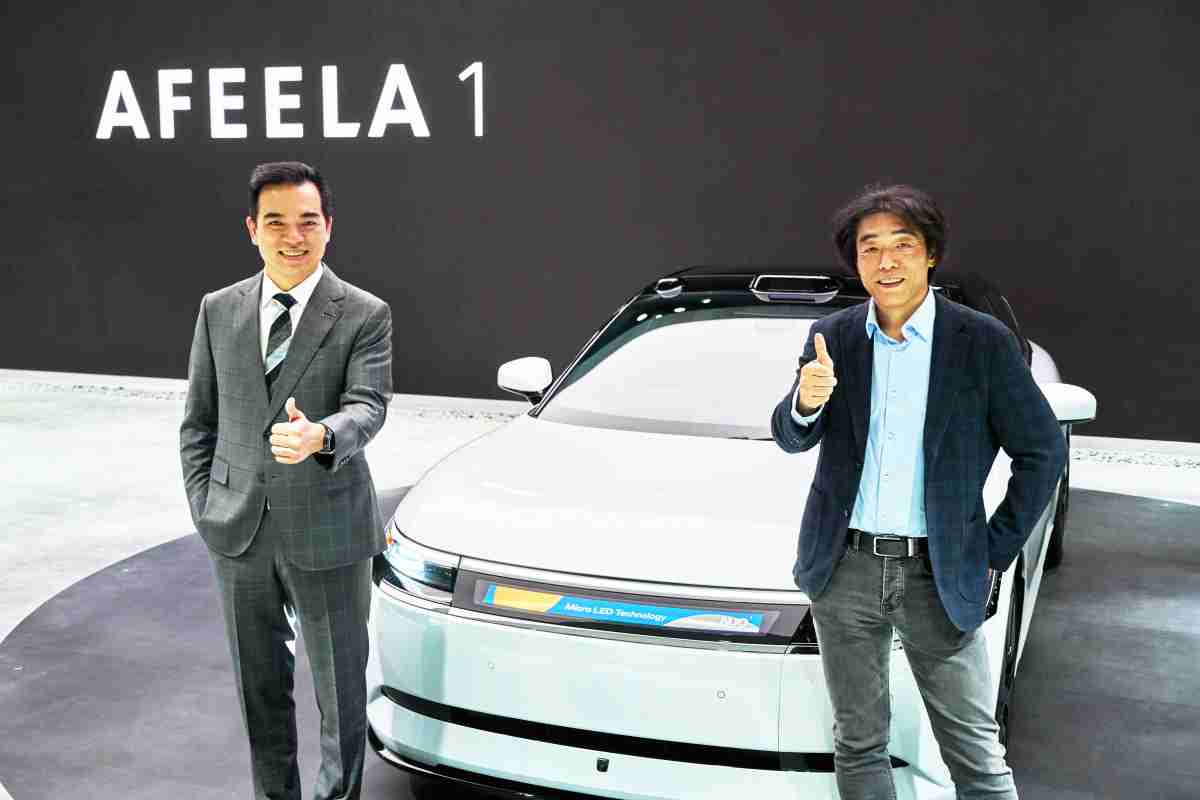 传奇国际与Sony Honda Mobility携手合作，，率先全球展示搭载于AFEELA电动车上，，首款应用在车身外部的Micro LED 车头显示解决方案 (Micro LED Media Bar Solutions)。。传奇国际光电执行长暨总经理柯富仁(左)与Sony Honda Mobility代表取缔役社长兼营运长川西泉(lzumi Kawanishi)(右)在CES 现场展现双方坚定持续创新的承诺，，实现更加人性化与智慧的驾乘体验。。。
