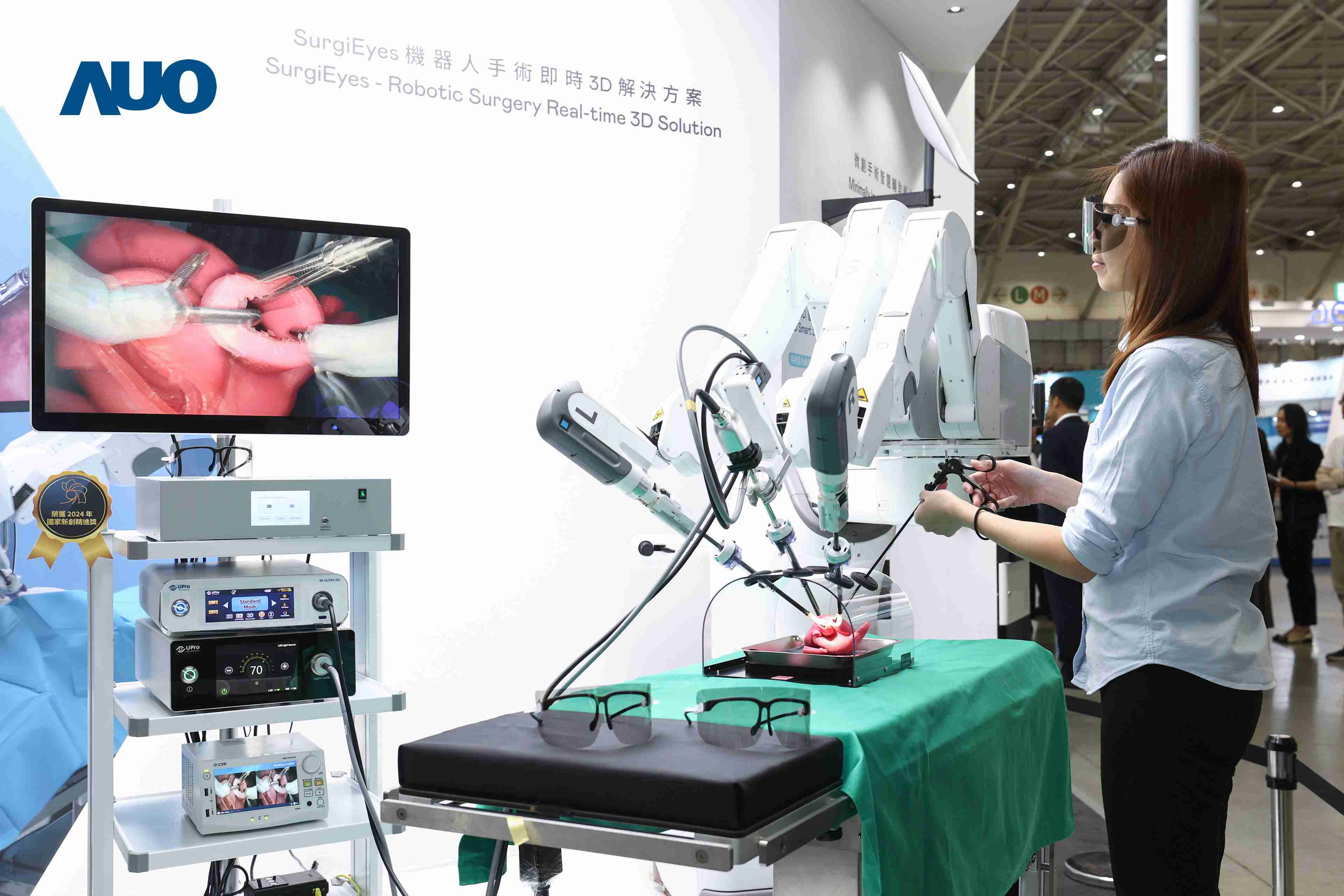 达擎以领先的3D显示技术推出〝SurgiEyes机器人手术实时3D解决方案〞，，，，整合先进3D图像处理与独家3D垂直宽视角、、、、广色域的显示技术，，，，手术团队可实时同步主刀医师视角看到清晰3D影像，，，提升沟通效率与安全性。。。。