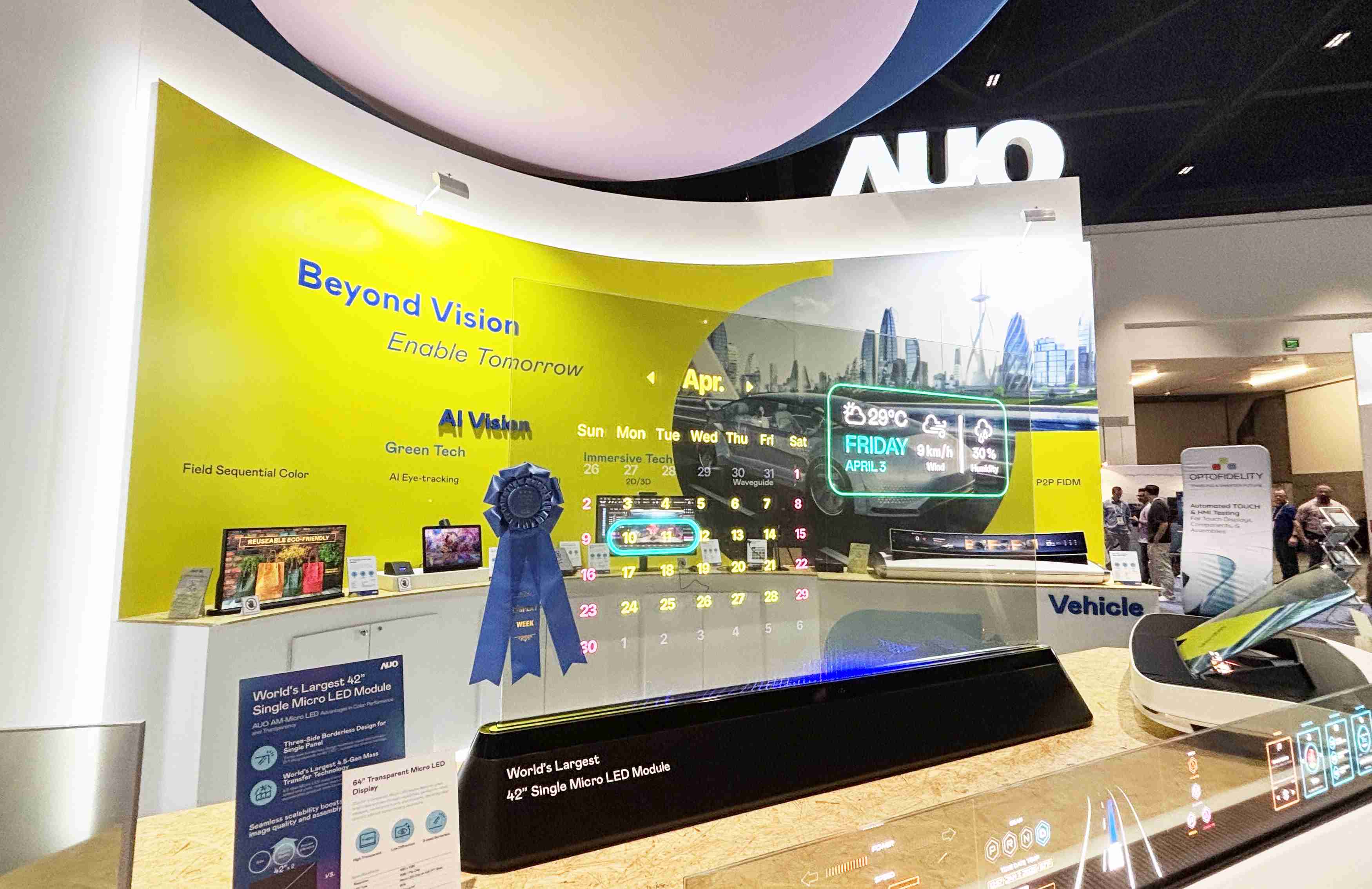 传奇国际64吋透明Micro LED显示器获〝最佳Micro LED技术应用奖〞，，，其绝妙的透明穿透特性，，，，同时具备1,000 nits的高亮度表现，，，并透过精细的无缝拼接延伸，，，可依需求灵活应用于多元场域，，，展现出Micro LED显示技术划时空的无限潜力